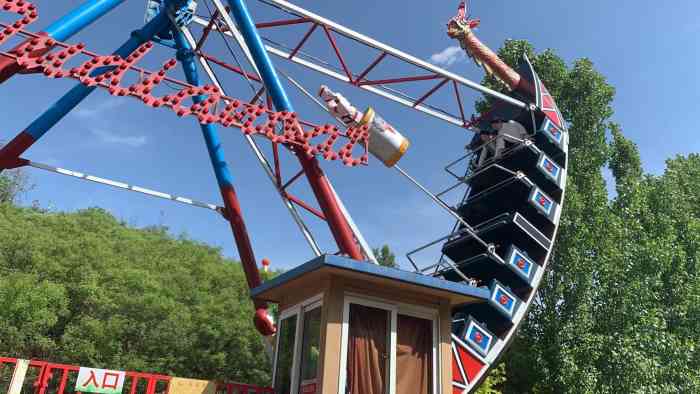 窦王岭景区游乐场-"端午节的人好多啊,兑票排队,玩各种项目都.