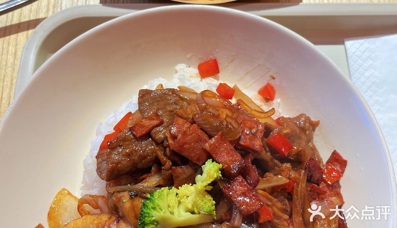 都是附近写字楼的白领在这儿吃午餐吧