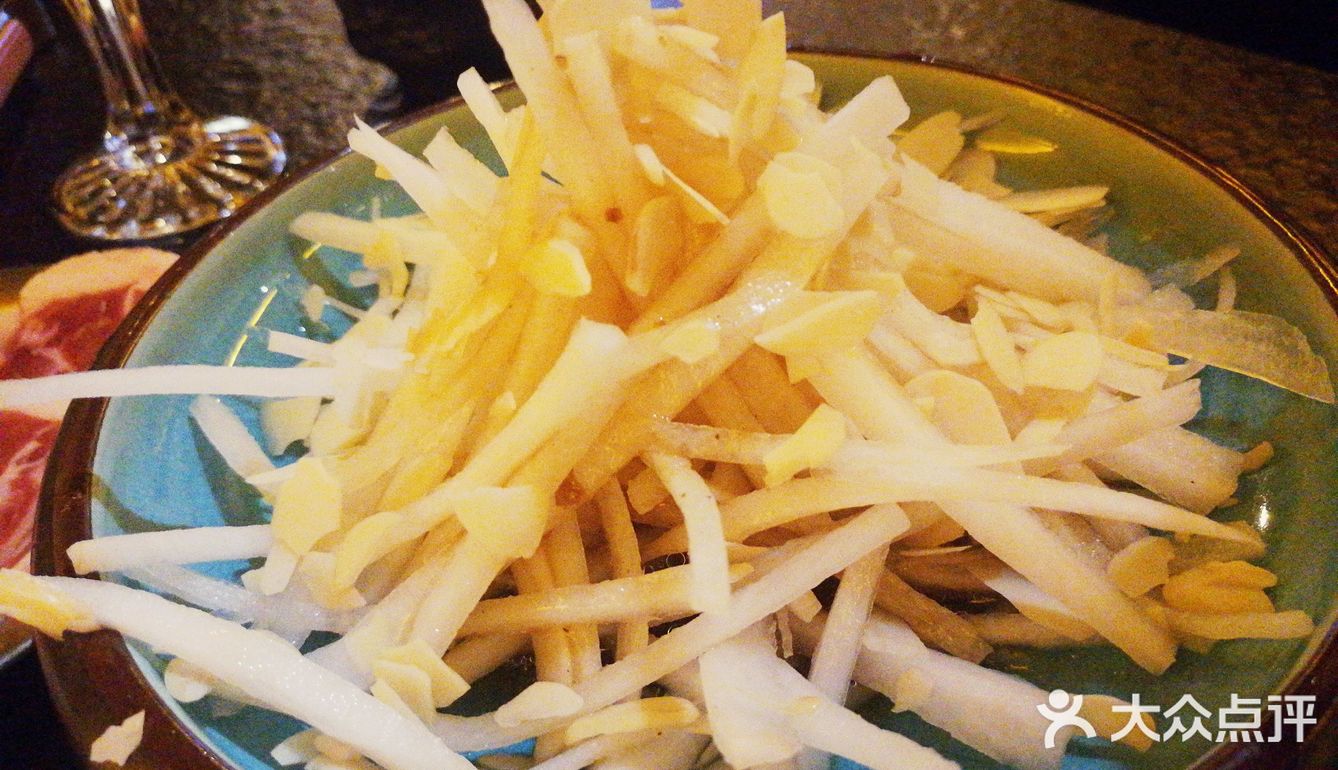 菜量也打大～服务也很周到～小哥哥颜值都好高，嘻嘻