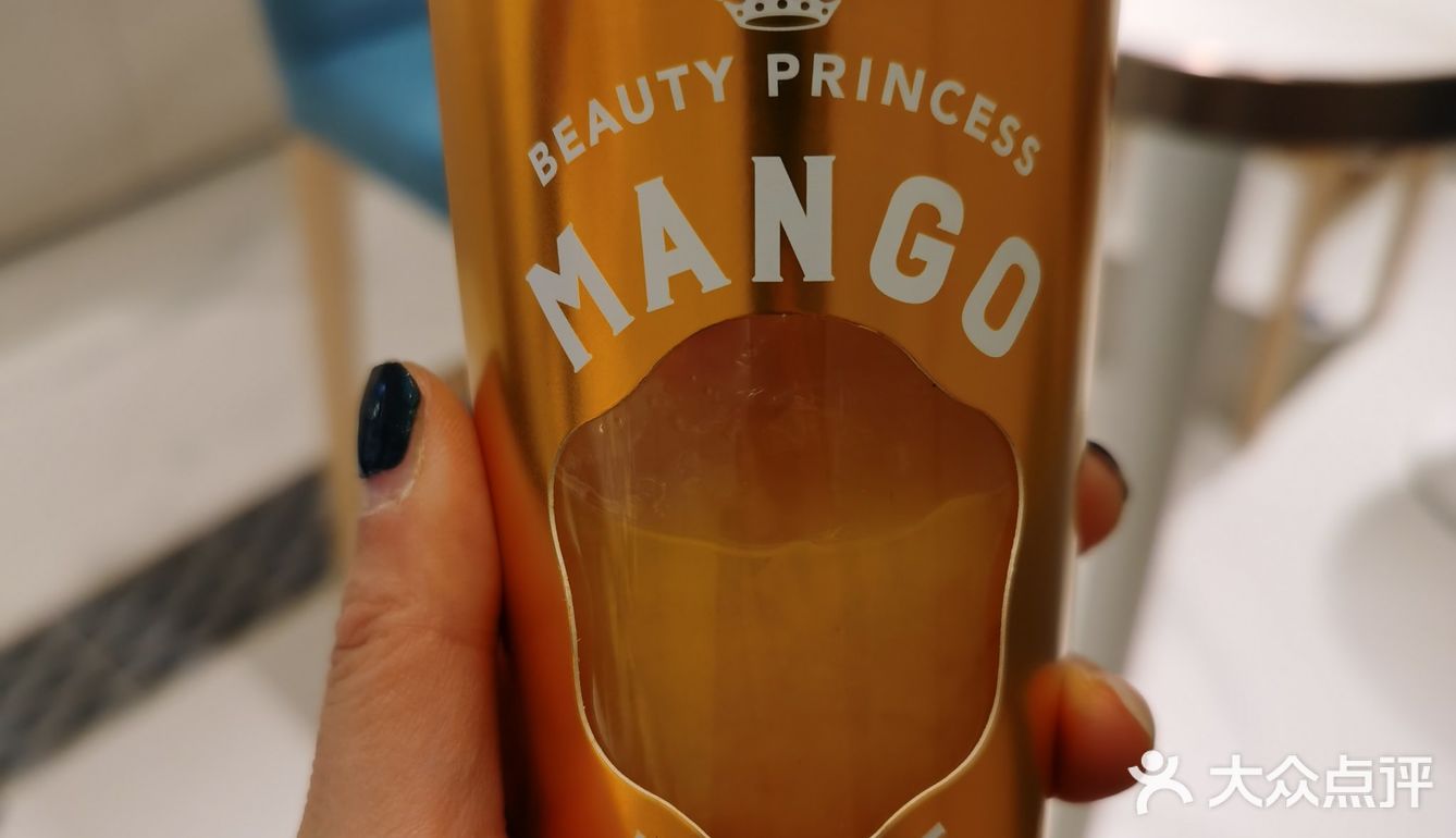 本来想去吃资生堂的下午茶,但是满员 在三越的免税店层