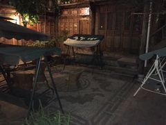 对面用来等座的客栈-小锅巴纳西餐厅