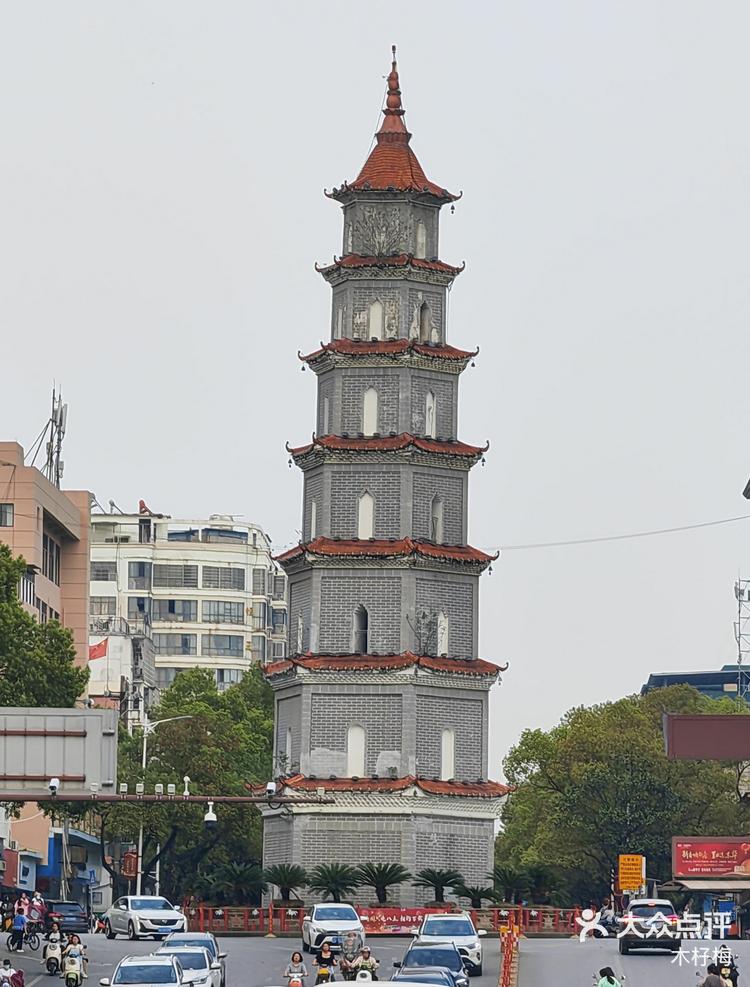 (跟西安市钟楼差不多,都是还可以路中央 ).宝塔又称文明塔