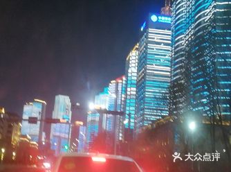 沿海的灯光秀超级好看，现在已经成为青岛海边的特色了