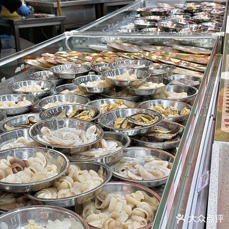 生蚝叠成山！这家火锅店是懂鲜味的！