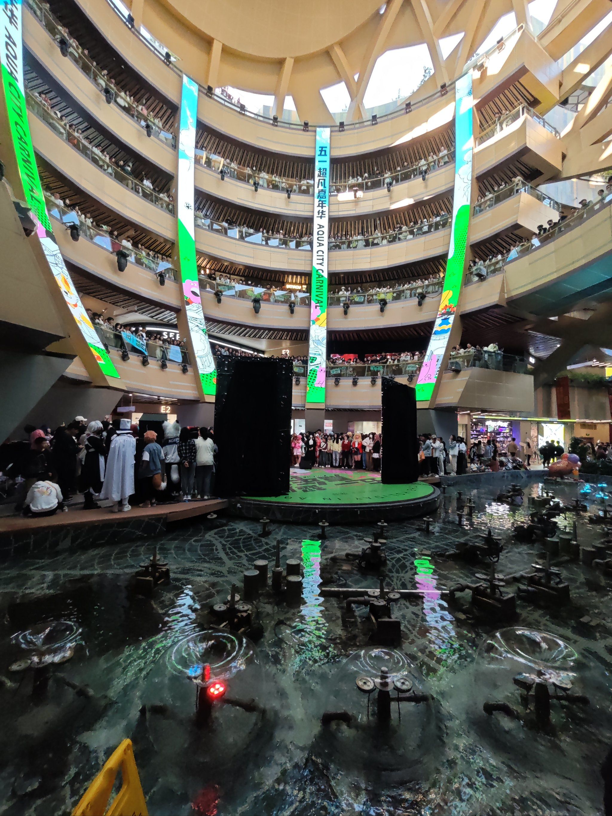 商场掠影:人潮涌动