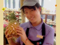 输入图片名称這位美女鳳姐是，園區佳思多店的美女，服務態度超好，非常熱心的為了客人服務，最愛為客人削鳳梨。讚！.jpg-佳思多食品料理超市(园区店)