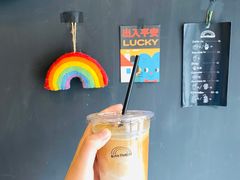 Latte-black rainbow coffee