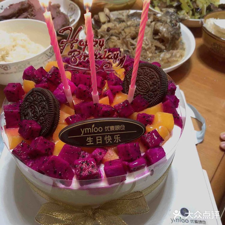 蛋糕上的水果很新鲜，过生日,红色火龙果，红红火火