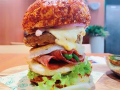 双蛋指椒牛肉汉堡-魏斯理汉堡(西安沣东吾悦店)