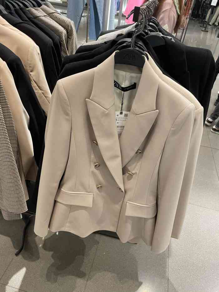 打分 相中了这件衣服,但是zara不打折不敢买,怕损失一个亿!