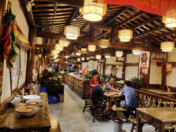 蓉香人民食堂(草市店)-"[环境]他们家的装修很复古,大堂里还有一.