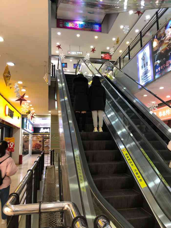 号外时尚馆-"地理位置很好,但是一直没什么人,东西也不.