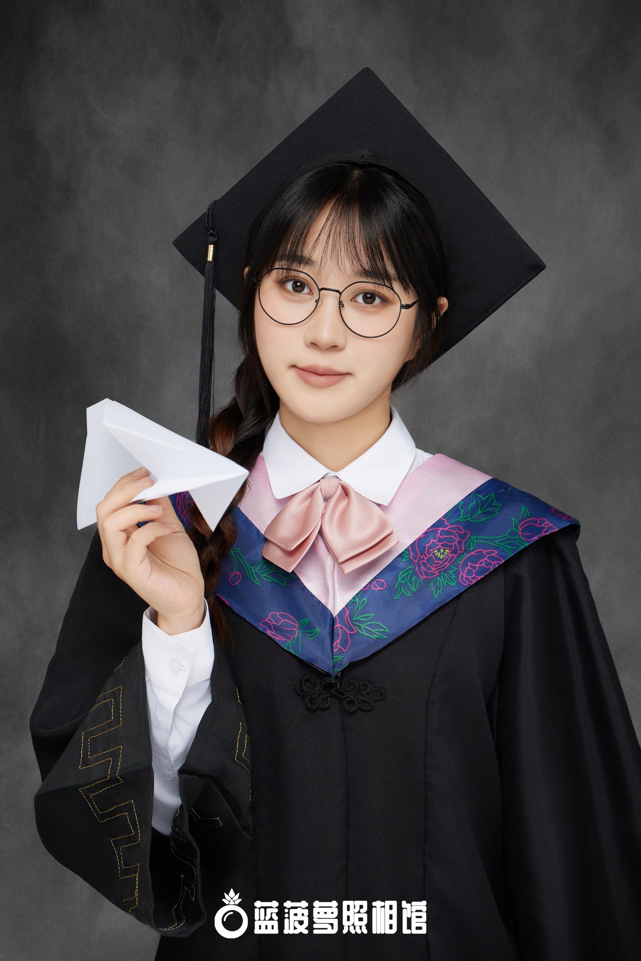 学士服|毕业照
未来明媚阳光☀️一片坦途
完美谢幕🎓
不