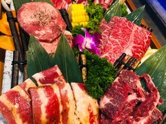 黑牛六拼-明洞阿姨·韩式酱蟹烤肉·创意料理(三元桥店)