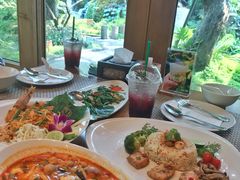 -Chom Cafe and Restaurant