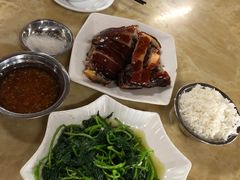 -黄记四更烤乳猪店