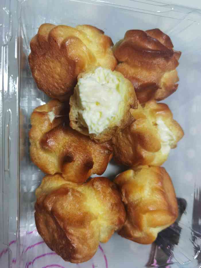 陈记糕点-"叮~打卡它家的火龙果蛋糕小方和现烤的蛋黄.