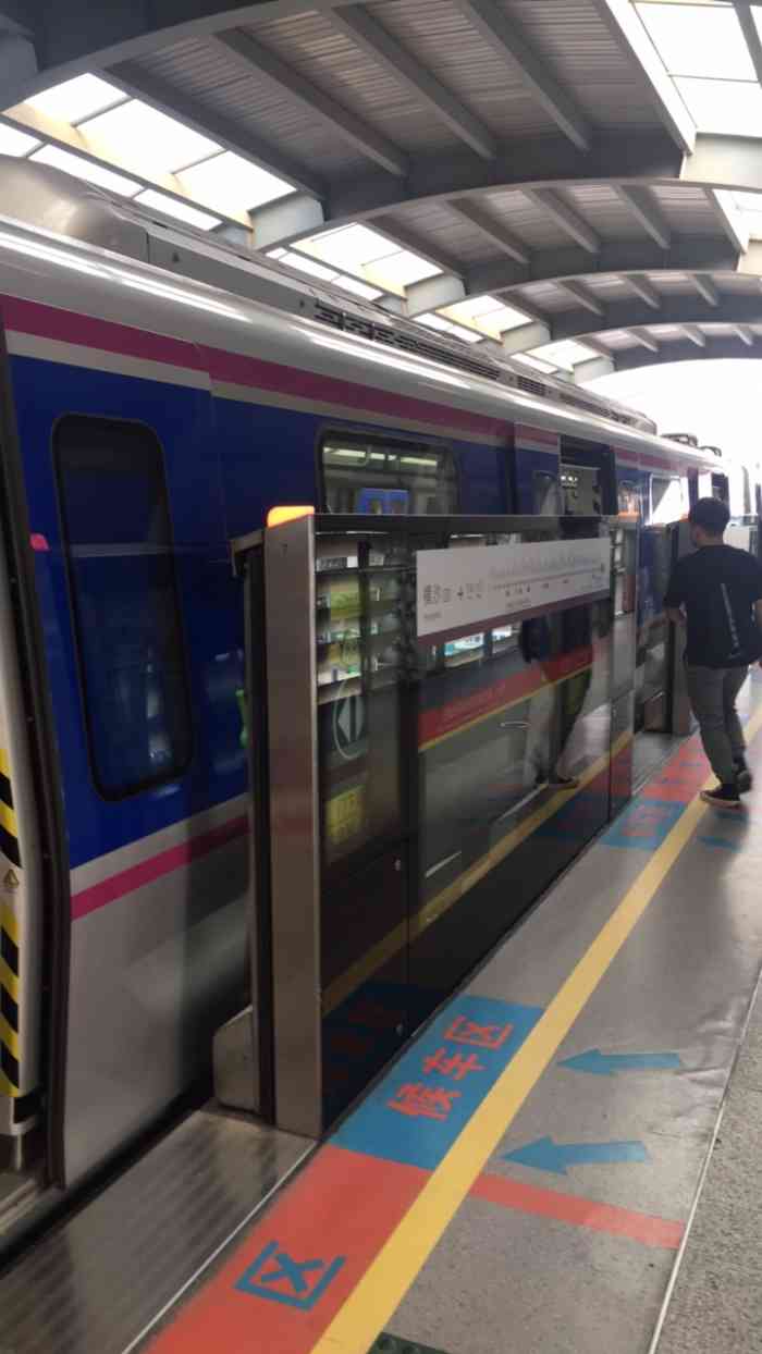 打分 一个字,热!横沙站属于室外地铁.比较人性化的是有洗手间!