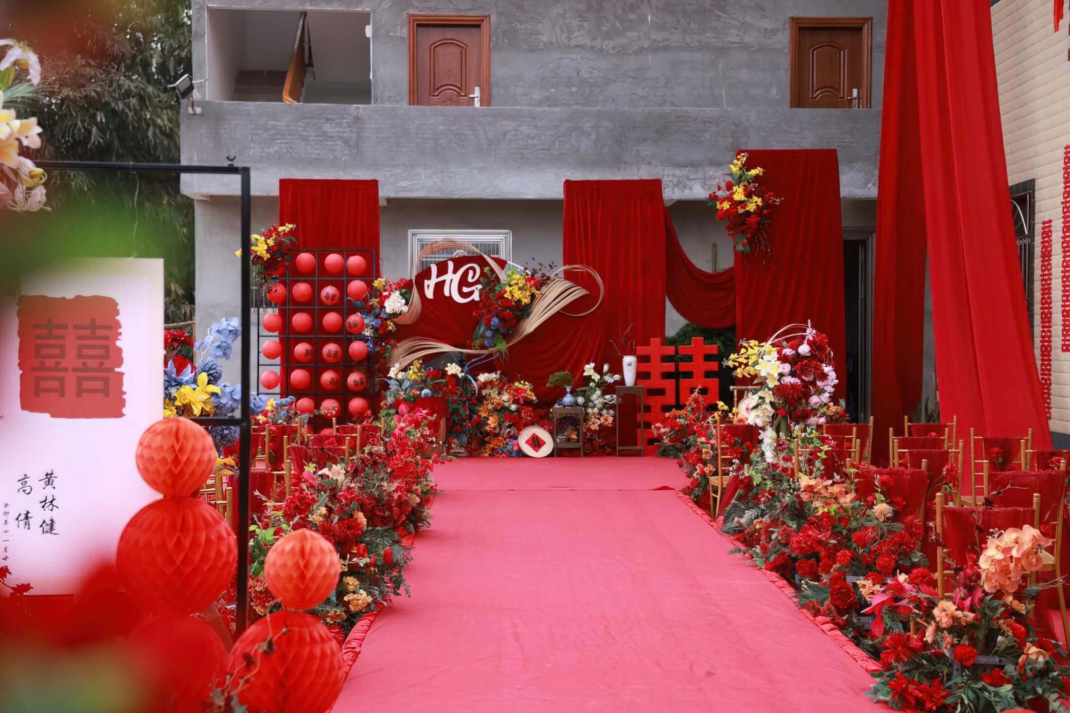 红色布艺也很喜庆热闹,做一场自家院子婚礼,好有意义#农村婚礼布置