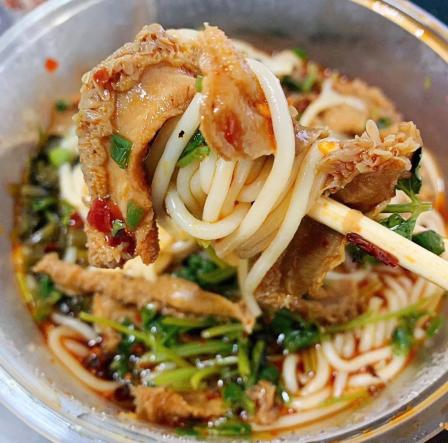 这个牛肚粉真的是绝了!牛肚居多,有点辣,加点香菜,泡萝卜超酸爽!