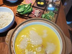 云南过桥米线-云海肴·汽锅鸡·云南代表菜(天山百盛优客店)