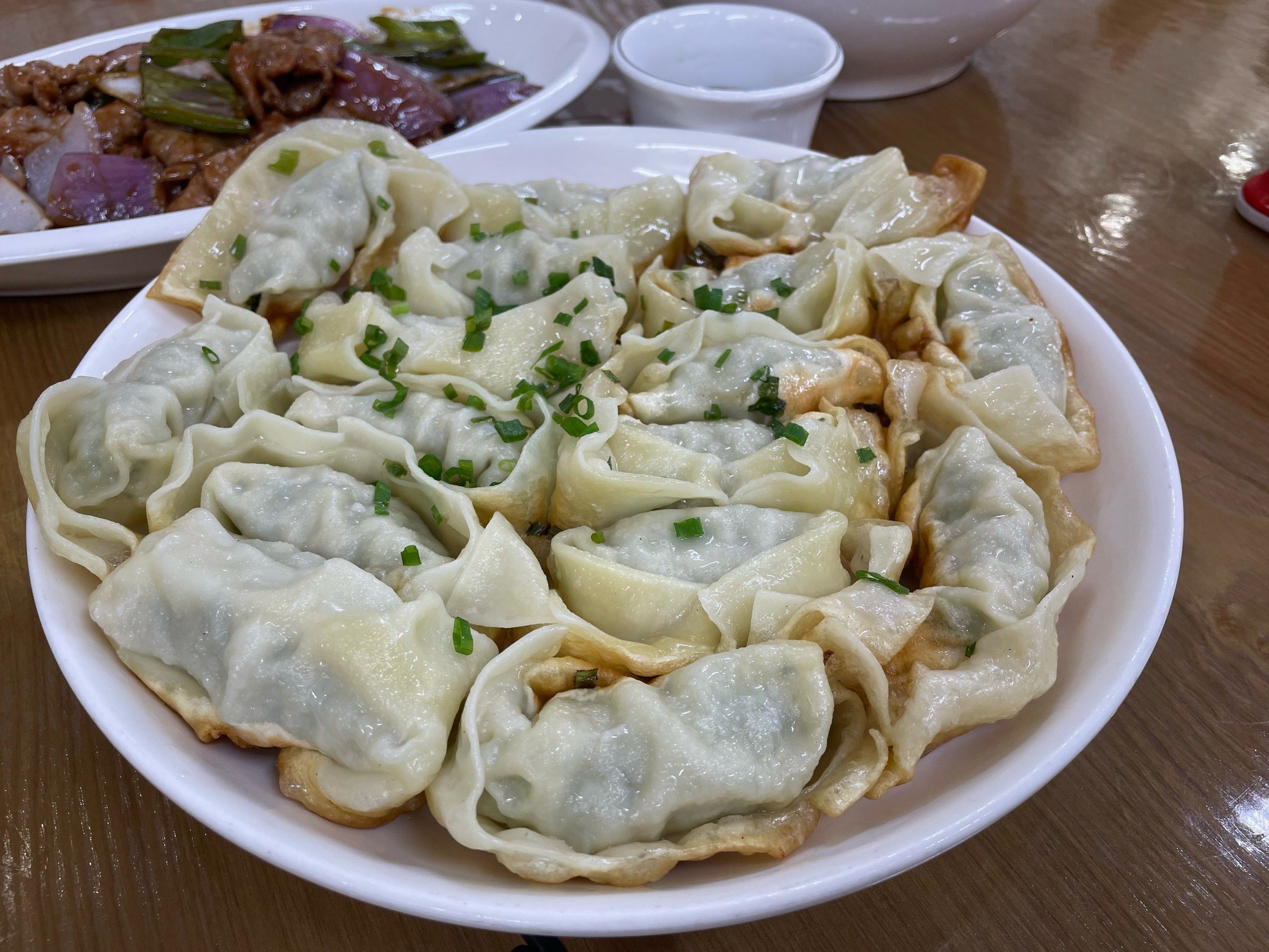 来美兰湖路过罗店古镇,无意间发现这家宝山本帮菜饭店,当地人来吃的蛮