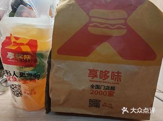 嘴馋想吃炸鸡，就点了一个下午茶，不仅包括一杯冰柠茶