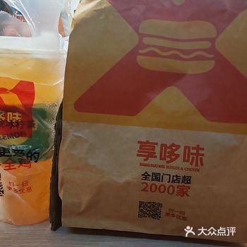 嘴馋想吃炸鸡，就点了一个下午茶，不仅包括一杯冰柠茶