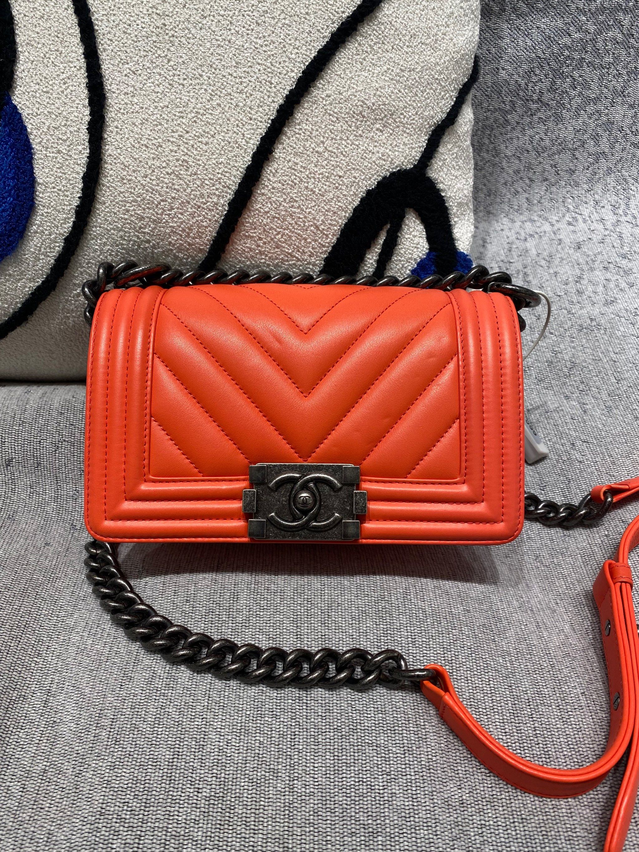 香奈儿leboy #香奈儿男孩包小号\n#香奈儿leboy亮橘色 #亮橘色