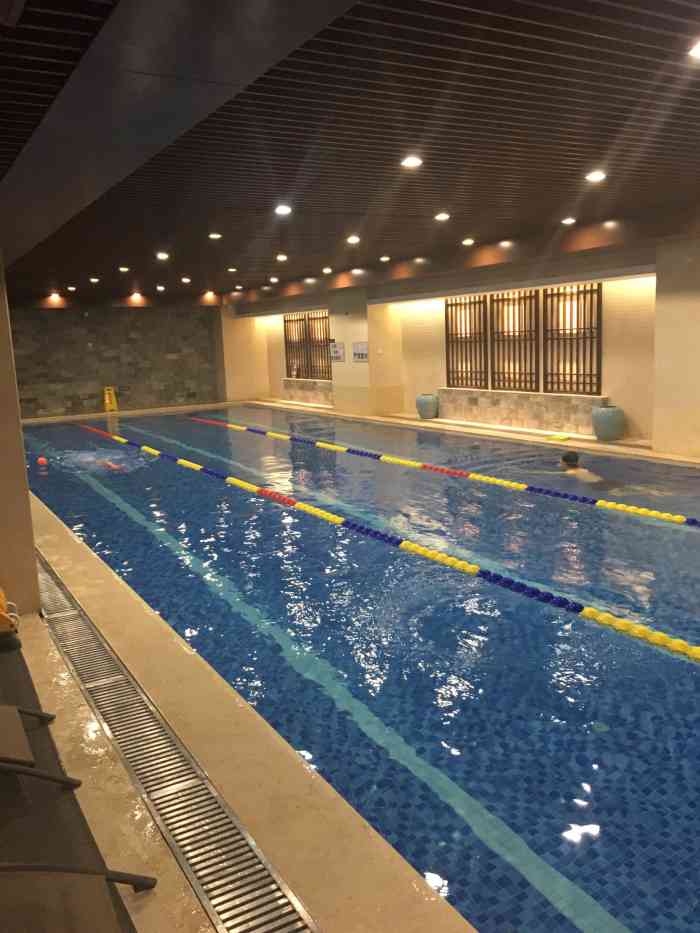 英派斯温泉游泳健身会所-"又来健身房运动了,由于现在天凉,所以没有.