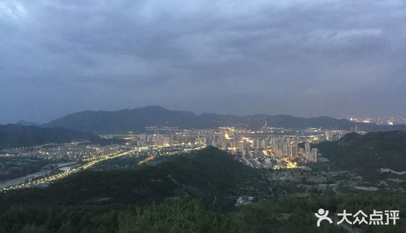 没到定都阁，中门寺上去，在去赵家洼的路上，好几个平台