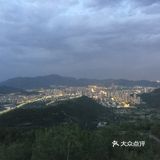 没到定都阁，中门寺上去，在去赵家洼的路上，好几个平台