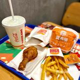 干脆面放进汉堡里🙋🏻♂️这个操作真的是有点脑洞大开🙋🏻♂️🙋🏻♂️🙋🏻♂️