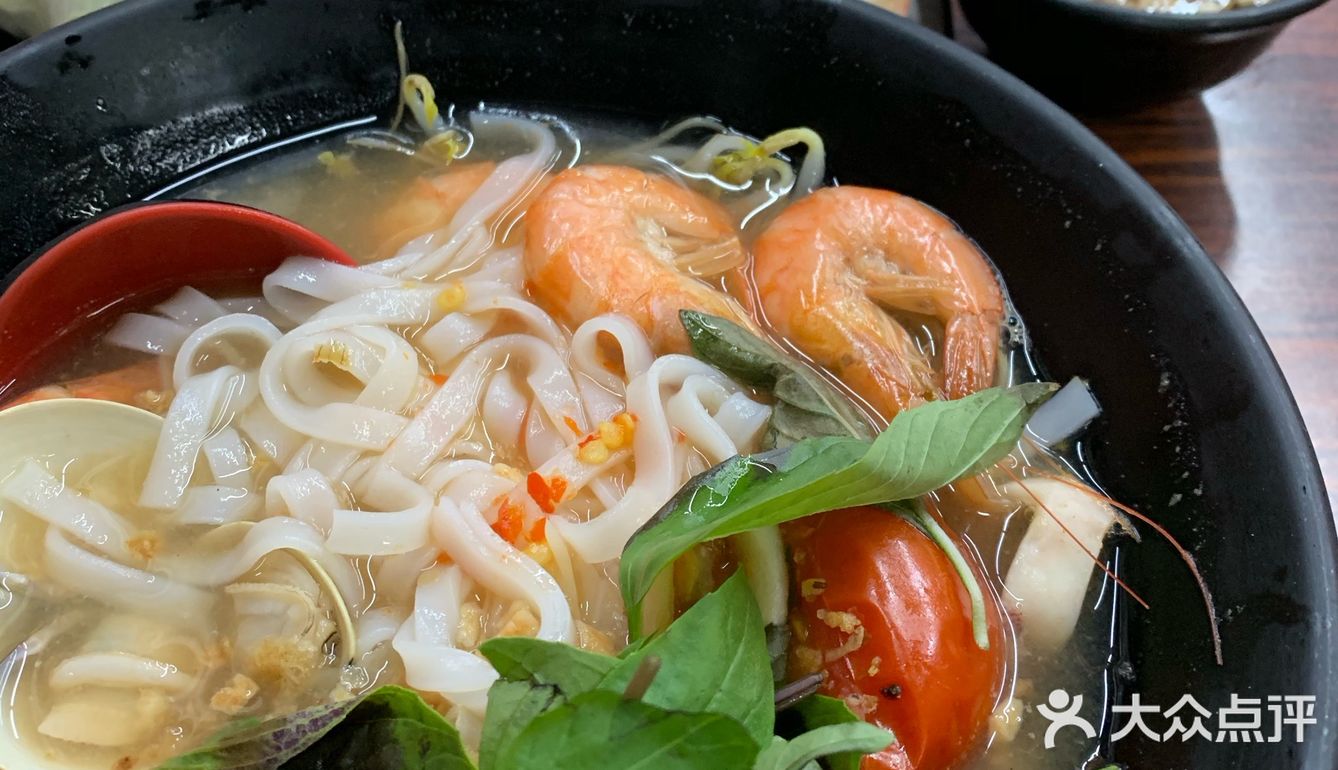 一家让你吃出幸福感的东南亚菜店,超赞的生菜春卷,酸辣海鲜河粉