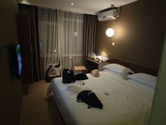 -卡罗酒店(东门晒布地铁站店)