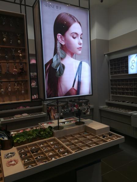 萱子饰品(万达店)-"店里装潢我特别喜欢,简单明亮,导购很贴心.