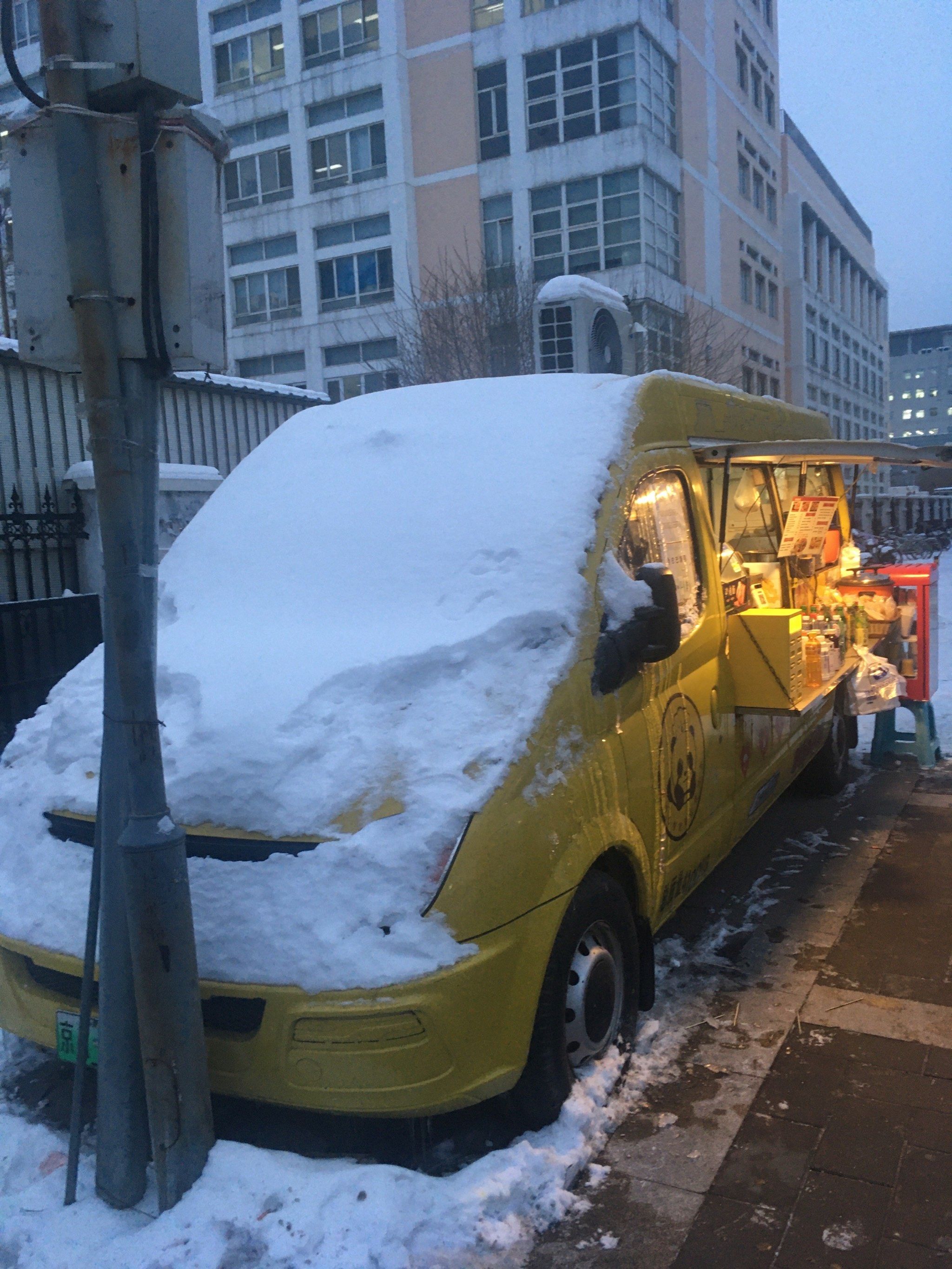 天刚微微亮的时候就开在地铁口的早餐车