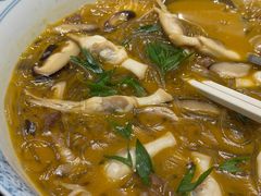 酸菜蛏子烧豆面-洪福龙虾