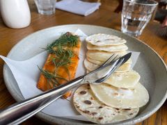 烟熏三文鱼配烤饺子皮和芥末籽酱-BOR Eatery(安福路店)