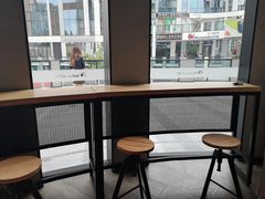 靠窗位-瑞幸咖啡(三里屯SOHO-6号楼店)