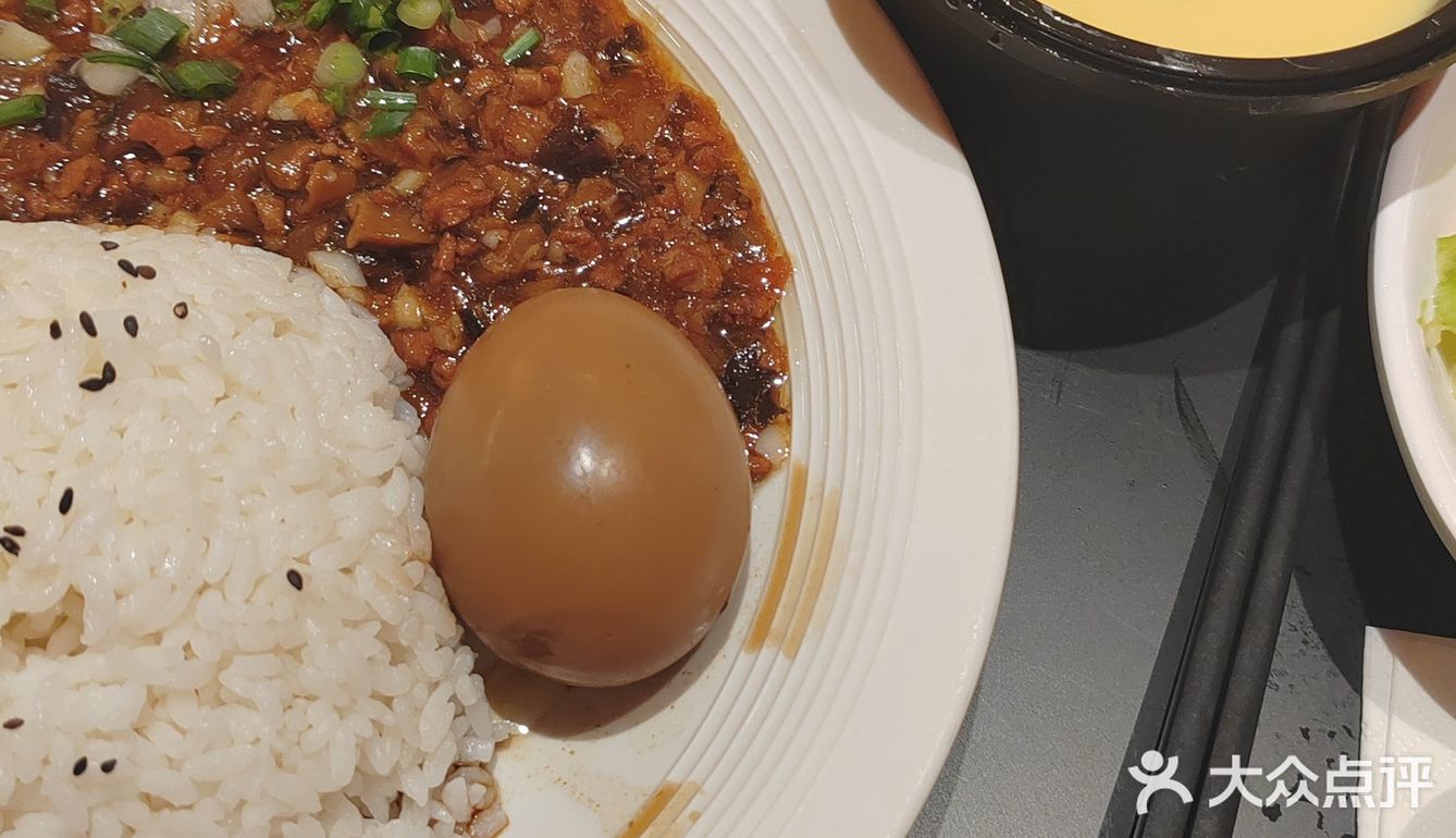 油亮亮的卤肉饭，真满足