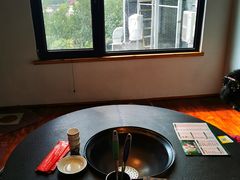 靠窗位-缘福乡村铁锅炖民宿(八达岭店)