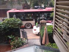 二楼看外面-成桂西餐厅·42年的味道(五大道疙瘩楼店)