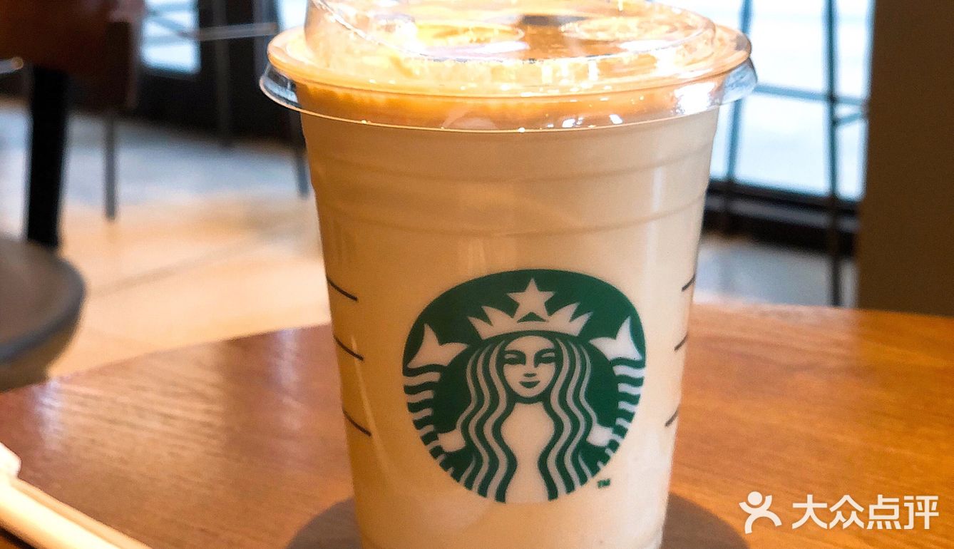 吃完饭旁边就是星巴克，来一杯咖啡️续命。人挺多的