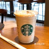 吃完饭旁边就是星巴克，来一杯咖啡️续命。人挺多的