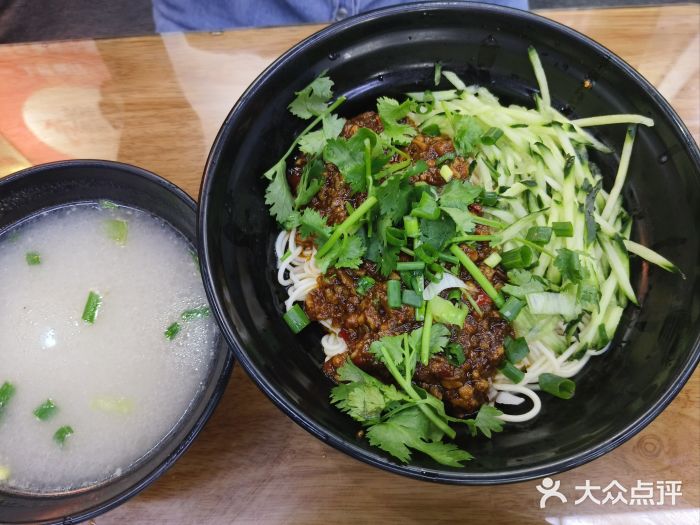 耙豌豆重庆小面炸酱面图片