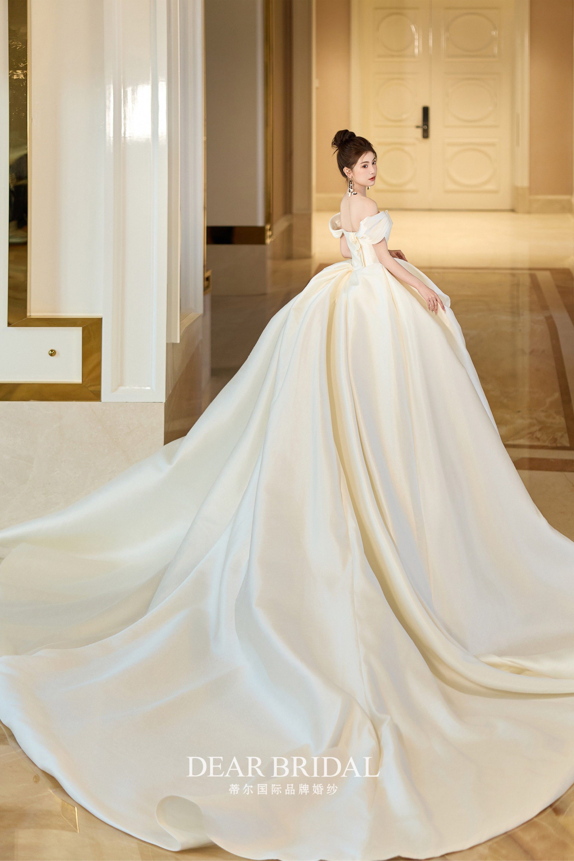 大家都在问的缎面大拖尾婚纱🌟温州新娘婚礼
