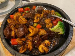 石锅蘑菇黑椒牛肉粒-鹿港小镇(黄金店)