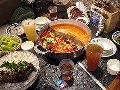 跑山鸡野菌锅拼酸辣锅底-滇牛云南火锅(桂林路店)