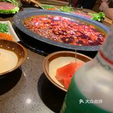 开开心心的聊天,吃着火锅香香辣辣的